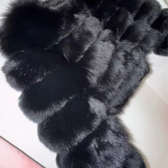 Luxurious Black Fox Fur Jacket - Picture 7 of 11